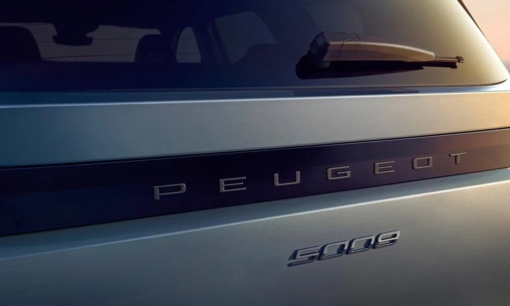 Фото Peugeot 5008 (2024) — крыша, фото 2. Линия крыши и панорамное остекление с высоты. Панорамное стекло зрительно увеличивает салон; шторка спасает в жару Peugeot 5008 (2024) — крыша, фото 2