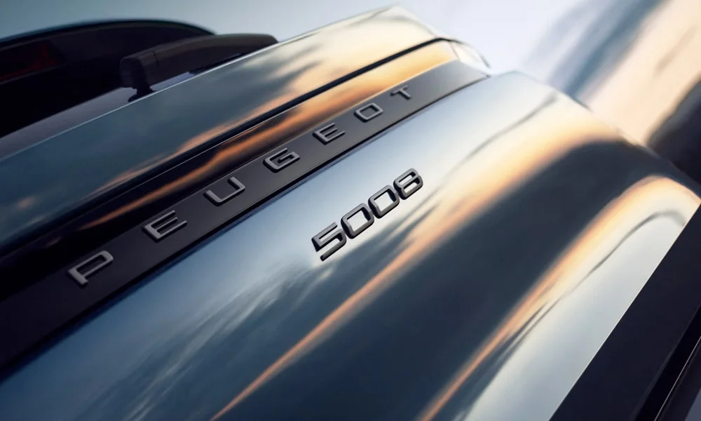 Фото Peugeot 5008 (2024) — крыша, фото 4. Крыша сверху: остекление, рейлинги и антенна-плавник. Панорамное стекло зрительно увеличивает салон; шторка спасает в жару Peugeot 5008 (2024) — крыша, фото 4