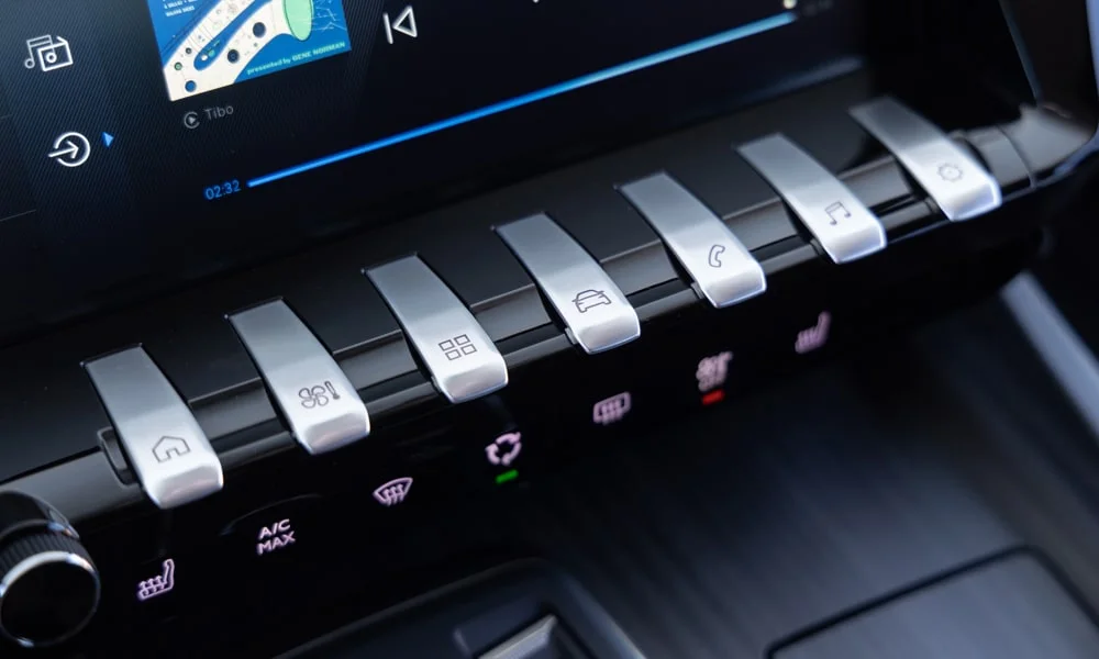 Фото Peugeot 508 (2024) — кнопки управления. Кнопки и переключатели: физическое управление частыми функциями Peugeot 508 (2024) — кнопки управления