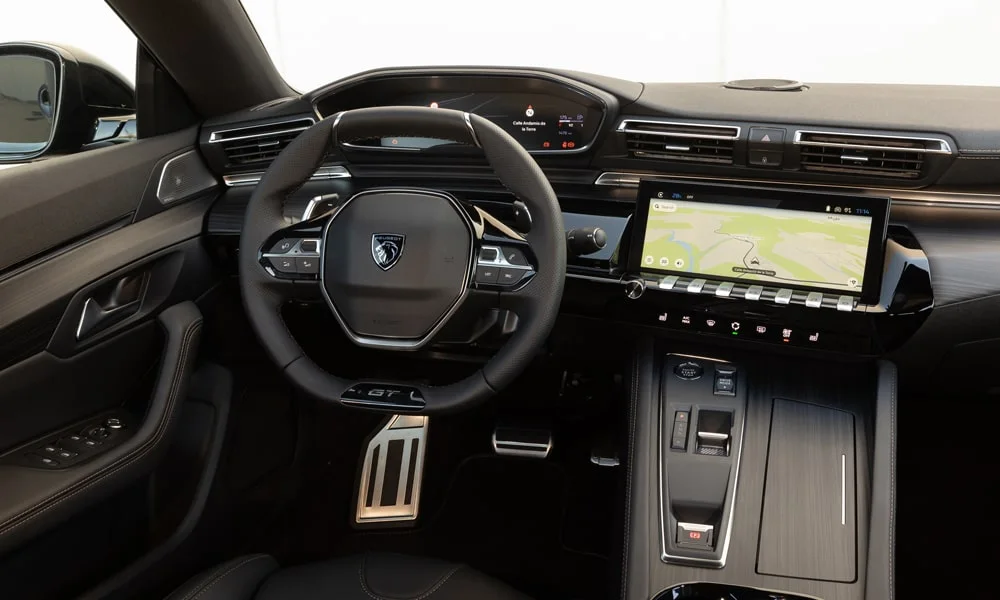 Фото Peugeot 508 (2024) — передняя панель. Архитектура передней панели: ярусы, вставки и консоль в тёмной гамме. Мягкие материалы верхнего яруса и вставки задают уровень интерьера Peugeot 508 (2024) — передняя панель