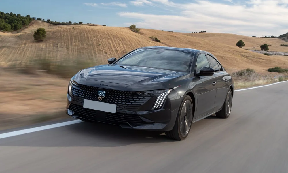 Фото Peugeot 508 (2024) — вид спереди, фото 4. Оптика, решётка и бампер — первое впечатление о модели. Дневные ходовые огни включаются автоматически с запуском Peugeot 508 (2024) — вид спереди, фото 4
