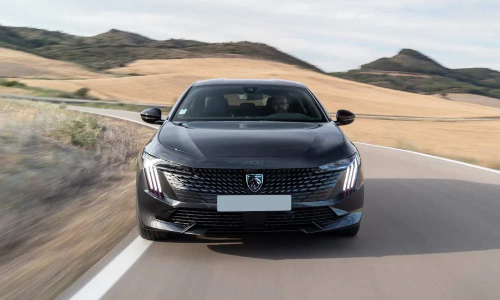 Фото Peugeot 508 (2024) — вид спереди, фото 5. Оптика, решётка и бампер — первое впечатление о модели. Дневные ходовые огни включаются автоматически с запуском Peugeot 508 (2024) — вид спереди, фото 5