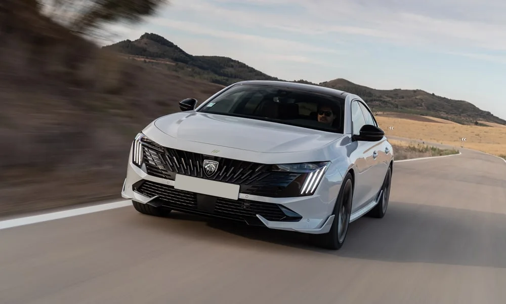 Фото Peugeot 508 (2024) — вид спереди, фото 8. Оптика, решётка и бампер — первое впечатление о модели. Рисунок ходовых огней — подпись модели, по нему её узнают в потоке Peugeot 508 (2024) — вид спереди, фото 8