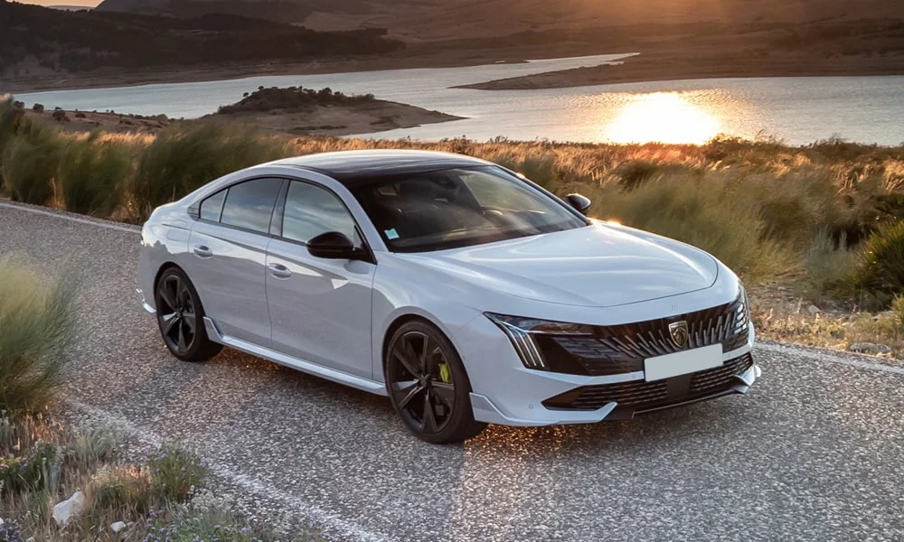 Фото Peugeot 508 (2024) — вид спереди, фото 9. Передок в белом исполнении — крупная светотехника и выразительный бампер Peugeot 508 (2024) — вид спереди, фото 9
