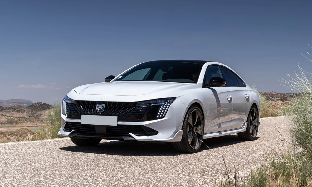 Фото Peugeot 508 (2024) — вид спереди, фото 10. Белый кузов, строгая симметрия оптики — базовый ракурс знакомства с дизайном Peugeot 508 (2024) — вид спереди, фото 10