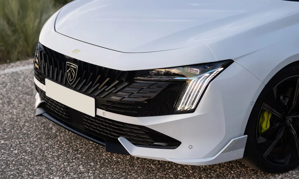 Фото Peugeot 508 (2024) — вид спереди, фото 12. Передок в белом исполнении — крупная светотехника и выразительный бампер Peugeot 508 (2024) — вид спереди, фото 12