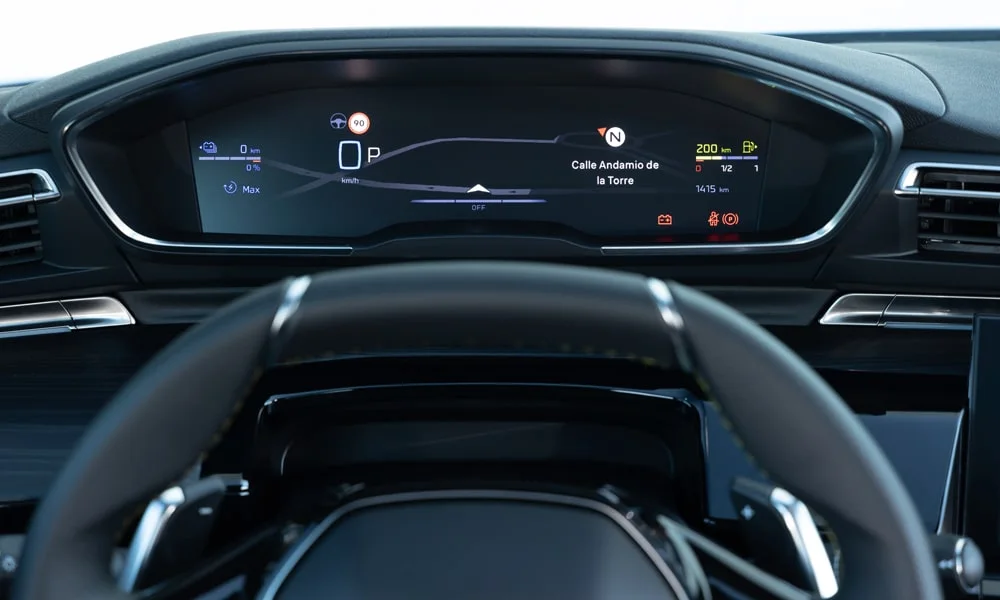 Фото Peugeot 508 (2024) — приборная панель. Скорость, запас хода и подсказки ассистентов перед глазами Peugeot 508 (2024) — приборная панель