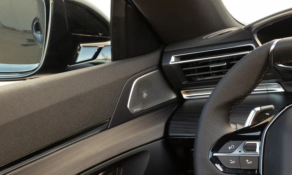 Фото Peugeot 508 (2024) — интерьер, фото 3. Общий план салона: архитектура панели, консоль и кресла. Светлая гамма зрительно расширяет салон, тёмная — практичнее в уходе Peugeot 508 (2024) — интерьер, фото 3
