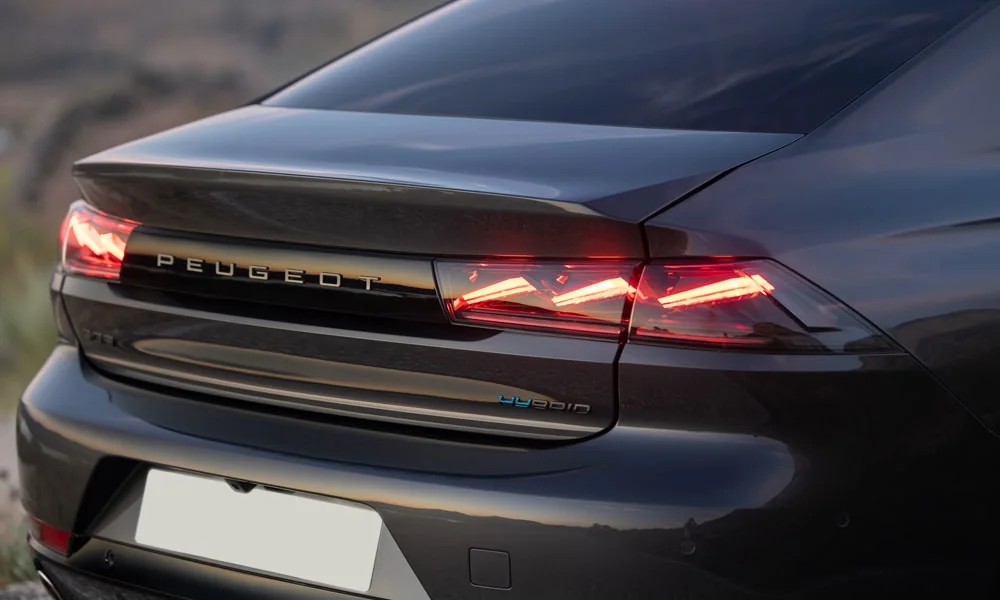 Фото Peugeot 508 (2024) — вид сзади, фото 3. Графика фонарей, бампер и оформление пятой двери Peugeot 508 (2024) — вид сзади, фото 3
