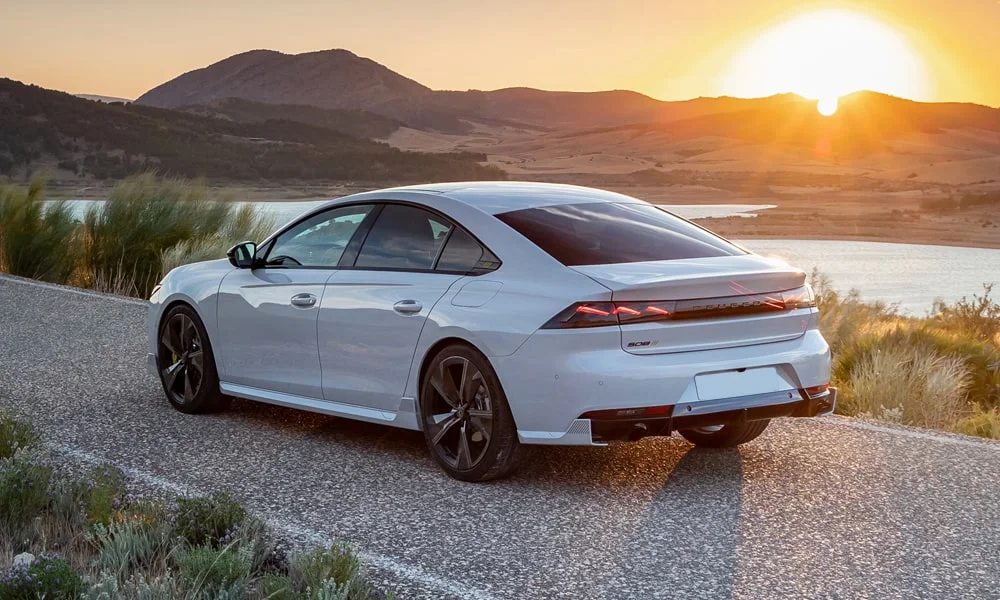 Фото Peugeot 508 (2024) — вид сзади, фото 7. Корма в белом цвете: графика фонарей и пластика пятой двери Peugeot 508 (2024) — вид сзади, фото 7