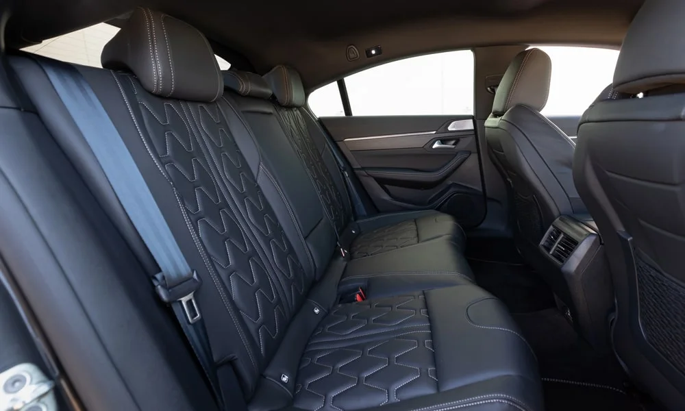 Фото Peugeot 508 (2024) — задние сиденья. Посадка второго ряда: подголовники и подлокотник Peugeot 508 (2024) — задние сиденья