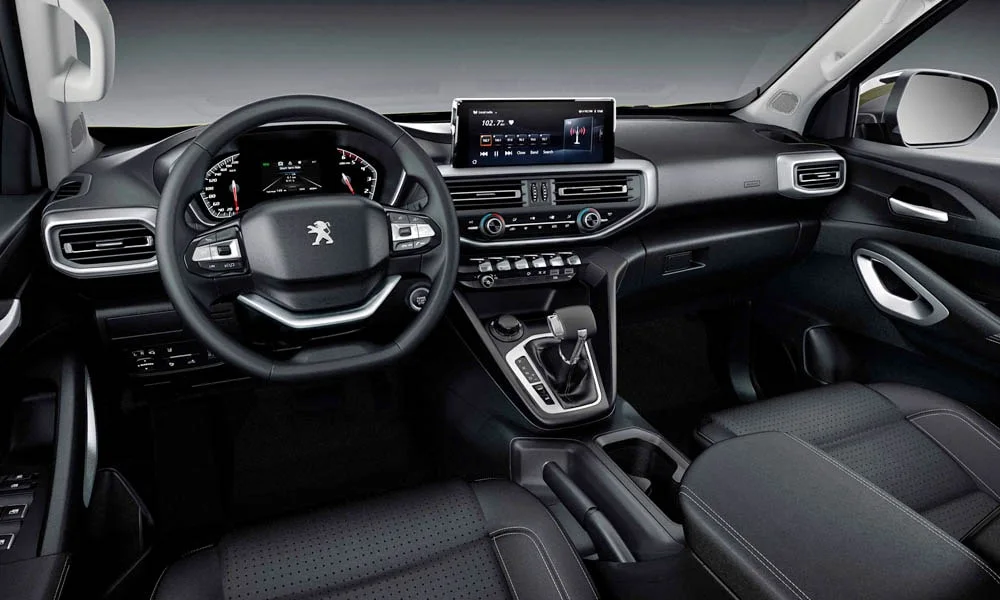 Фото Peugeot Landtrek (2024) — передняя панель. Панель в тёмной отделке — видна компоновка экранов и органов управления. Мягкие материалы верхнего яруса и вставки задают уровень интерьера Peugeot Landtrek (2024) — передняя панель