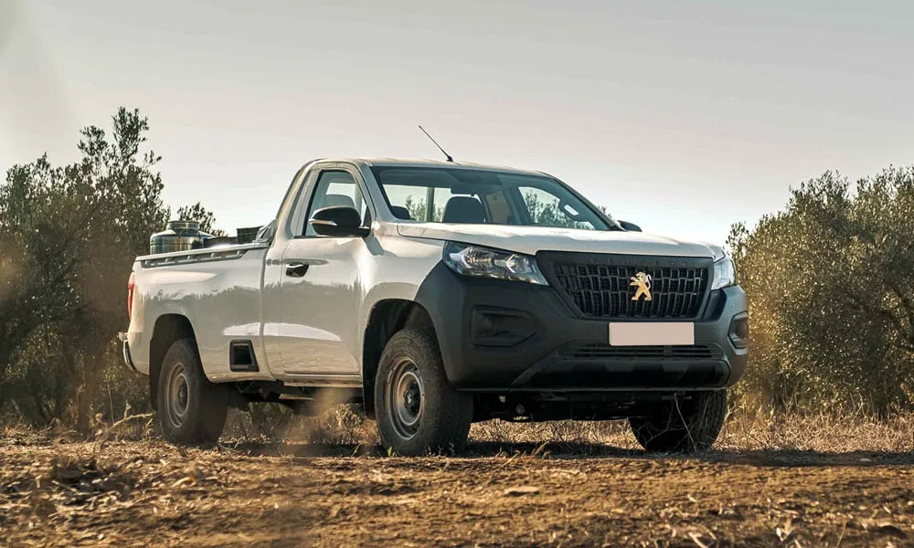 Фото Peugeot Landtrek (2024) — вид спереди, фото 5. Оптика, решётка и бампер — первое впечатление о модели. Дневные ходовые огни включаются автоматически с запуском Peugeot Landtrek (2024) — вид спереди, фото 5