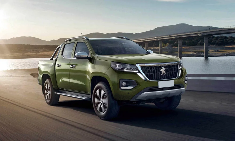 Фото Peugeot Landtrek (2024) — вид спереди, фото 9. Передок в зелёном исполнении — крупная светотехника и выразительный бампер. Рисунок ходовых огней — подпись модели, по нему её узнают в потоке Peugeot Landtrek (2024) — вид спереди, фото 9