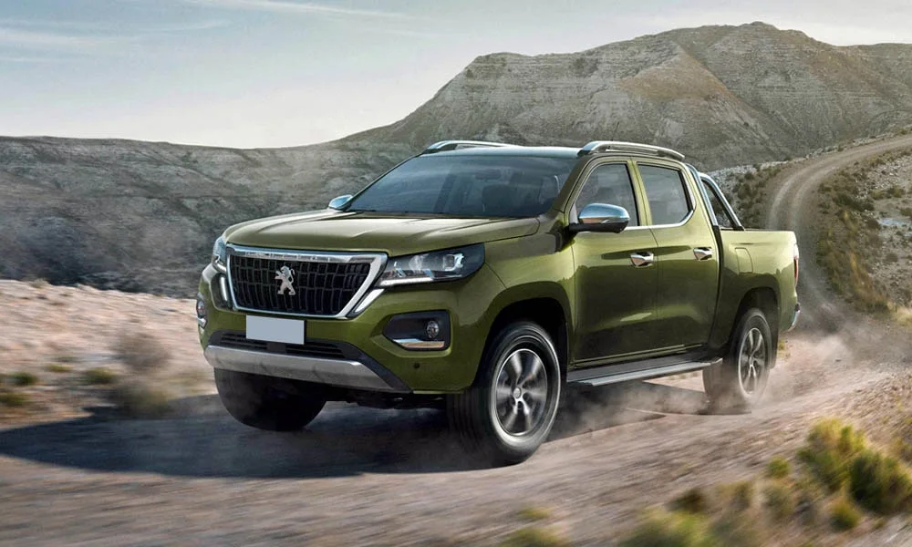 Фото Peugeot Landtrek (2024) — вид спереди, фото 10. Кузов в зелёном цвете: рисунок оптики и решётки задаёт узнаваемое «лицо» модели Peugeot Landtrek (2024) — вид спереди, фото 10