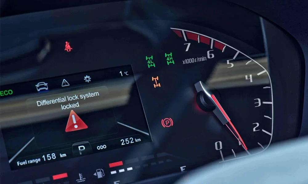 Фото Peugeot Landtrek (2024) — приборная панель. Скорость, запас хода и подсказки ассистентов перед глазами. Запас хода и расход выводятся крупно — главные цифры ежедневных поездок Peugeot Landtrek (2024) — приборная панель