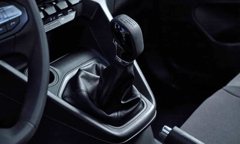 Фото Peugeot Landtrek (2024) — селектор коробки передач. Селектор трансмиссии на центральной консоли. Автохолд удерживает машину на светофоре без ноги на тормозе Peugeot Landtrek (2024) — селектор коробки передач