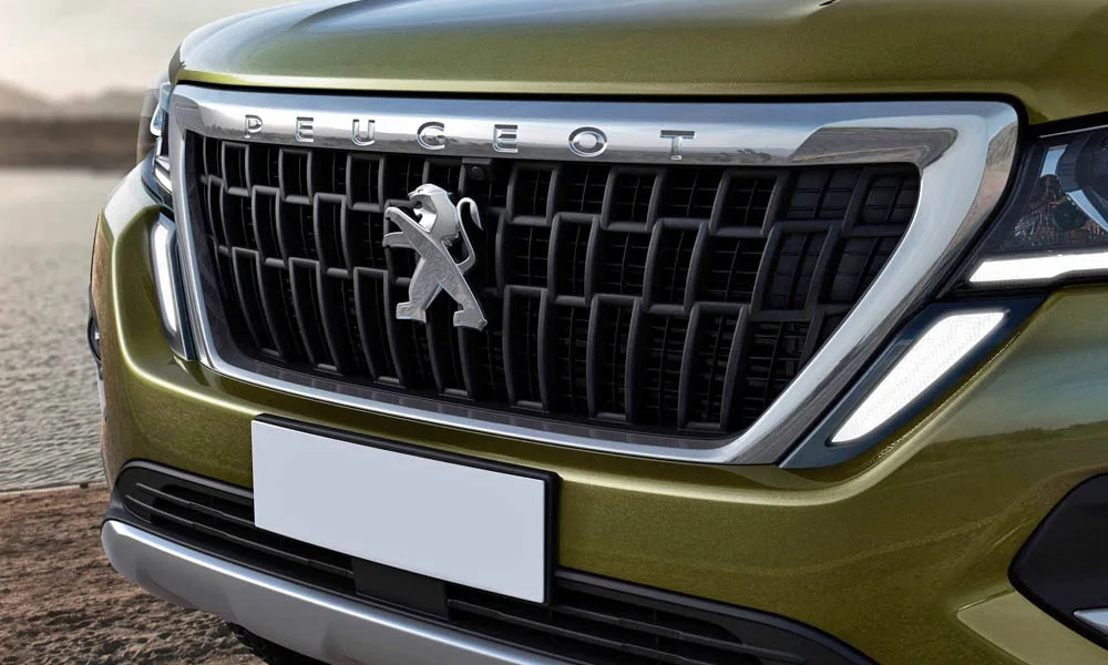 Фото Peugeot Landtrek (2024) — решётка радиатора. Рисунок решётки: сетка, ламели или глухая панель у электроверсий Peugeot Landtrek (2024) — решётка радиатора