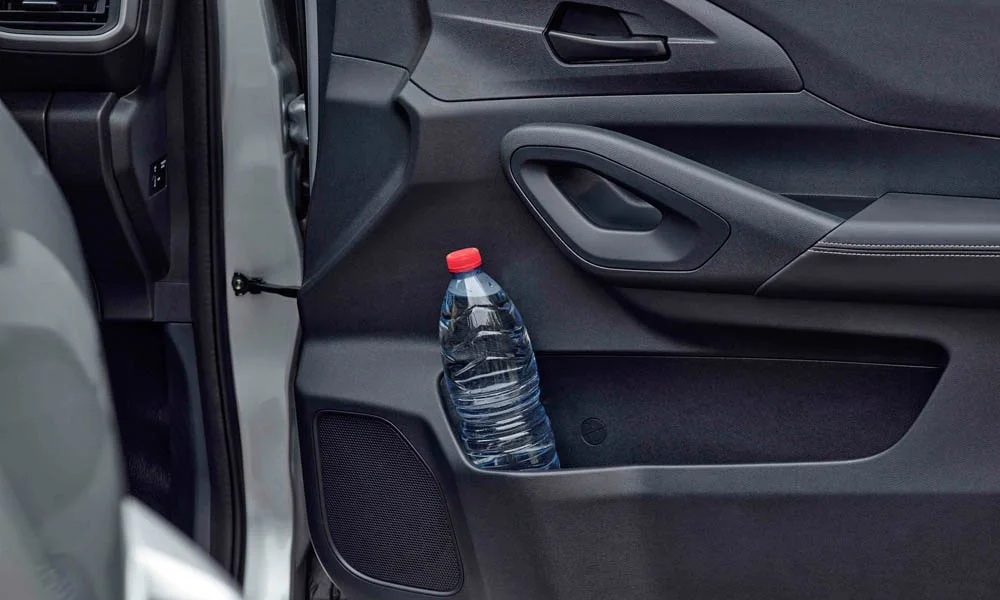 Фото Peugeot Landtrek (2024) — интерьер, фото 3. Общий план салона: архитектура панели, консоль и кресла Peugeot Landtrek (2024) — интерьер, фото 3