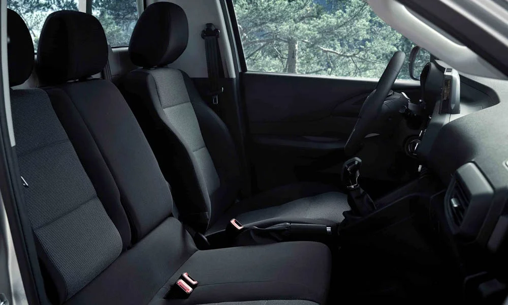 Фото Peugeot Landtrek (2024) — интерьер, фото 4. Общий план салона: архитектура панели, консоль и кресла Peugeot Landtrek (2024) — интерьер, фото 4