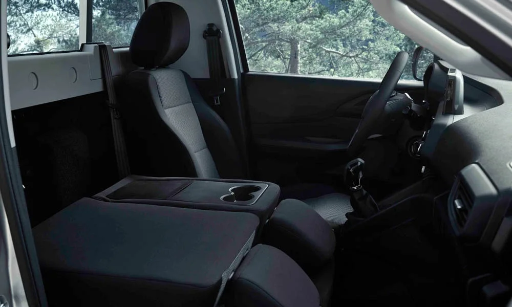 Фото Peugeot Landtrek (2024) — интерьер, фото 6. Общий план салона: архитектура панели, консоль и кресла. Светлая гамма зрительно расширяет салон, тёмная — практичнее в уходе Peugeot Landtrek (2024) — интерьер, фото 6