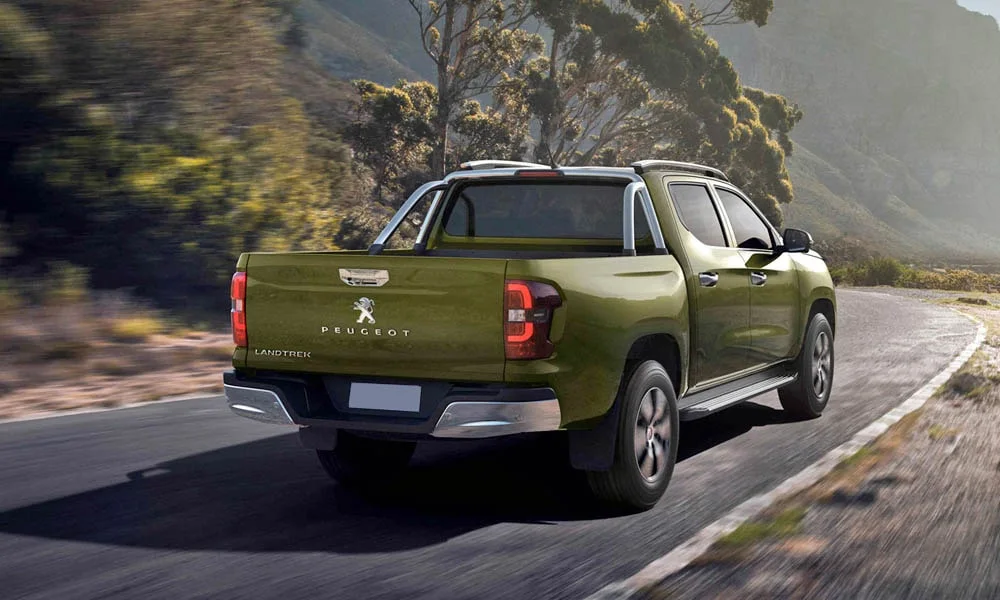Фото Peugeot Landtrek (2024) — вид сзади, фото 5. Корма в зелёном цвете: графика фонарей и пластика пятой двери. Насадки выхлопа или их имитация внизу бампера различают версии Peugeot Landtrek (2024) — вид сзади, фото 5