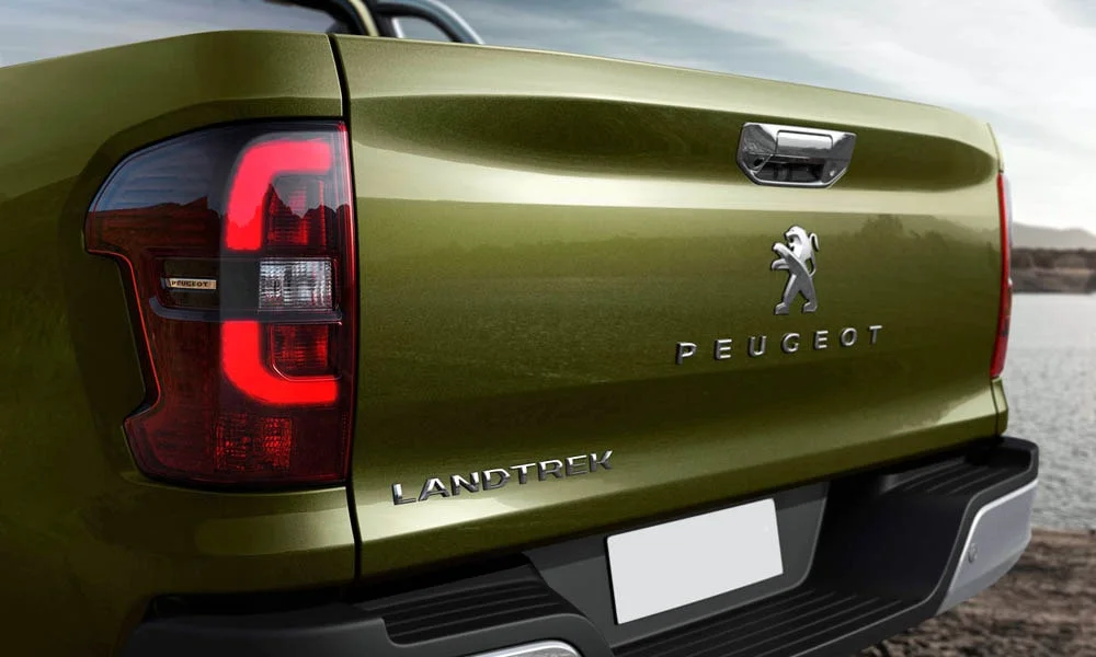 Фото Peugeot Landtrek (2024) — вид сзади, фото 7. Графика фонарей, бампер и оформление пятой двери. Светодиодная полоса или раздельные секции — задняя оптика стала главным украшением кормы Peugeot Landtrek (2024) — вид сзади, фото 7
