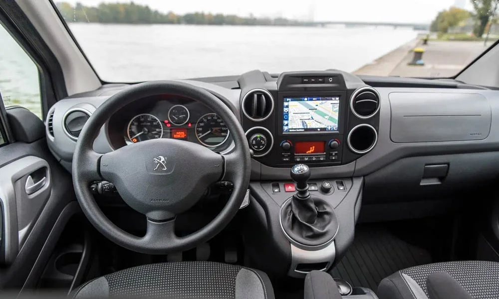 Фото Peugeot Partner Crossway — передняя панель. Архитектура передней панели: ярусы, вставки и консоль в тёмной гамме Peugeot Partner Crossway — передняя панель