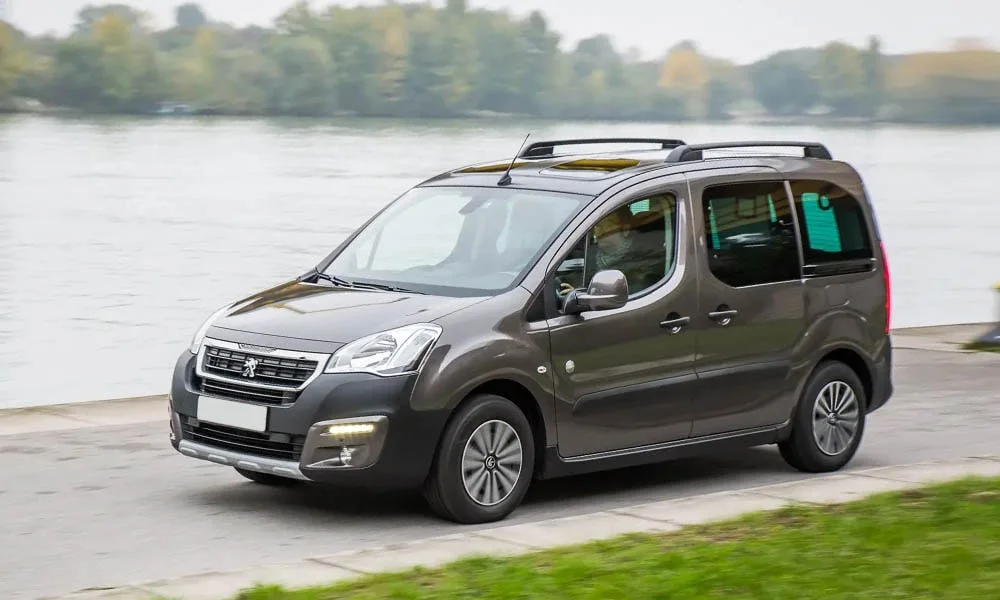 Peugeot Partner Crossway — вид спереди, фото 3