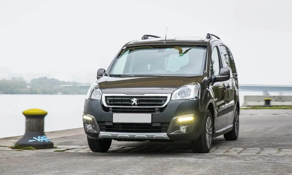 Фото Peugeot Partner Crossway — вид спереди, фото 4. Анфас: пропорции капота, посадка кузова и графика ходовых огней. Рисунок ходовых огней — подпись модели, по нему её узнают в потоке Peugeot Partner Crossway — вид спереди, фото 4