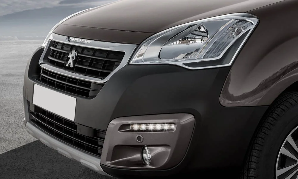 Фото Peugeot Partner Crossway — вид спереди, фото 8. Оптика, решётка и бампер — первое впечатление о модели Peugeot Partner Crossway — вид спереди, фото 8