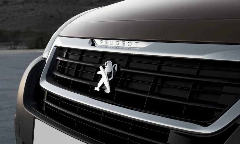 Фото Peugeot Partner Crossway — решётка радиатора. Рисунок решётки: сетка, ламели или глухая панель у электроверсий. Активные жалюзи за решёткой закрываются на трассе ради аэродинамики — есть у ряда моделей Peugeot Partner Crossway — решётка радиатора