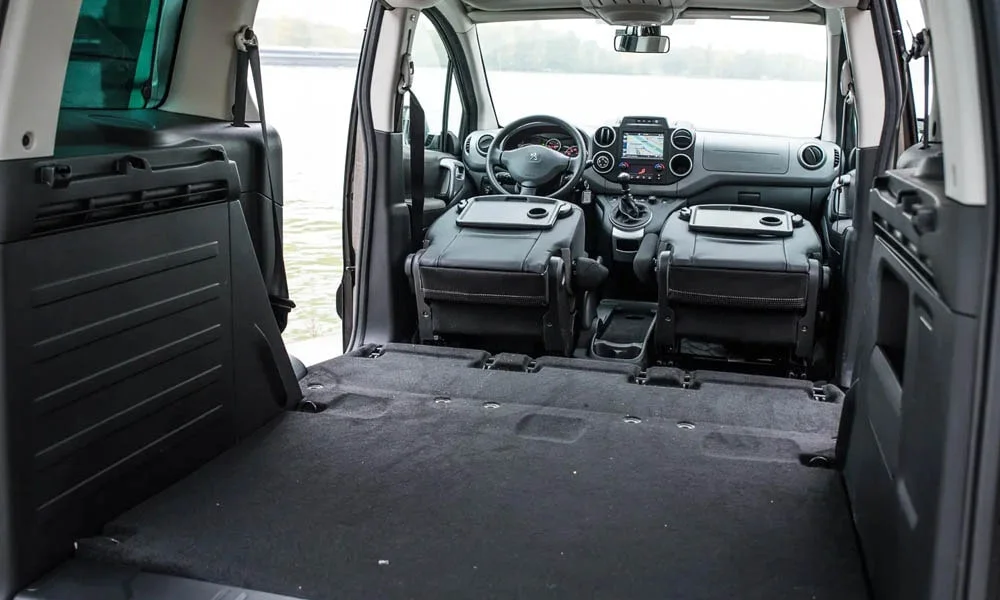 Фото Peugeot Partner Crossway — интерьер, фото 2. Общий план салона: архитектура панели, консоль и кресла Peugeot Partner Crossway — интерьер, фото 2
