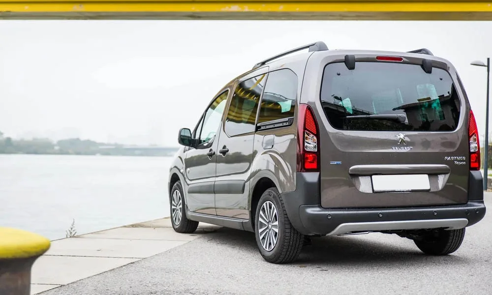 Фото Peugeot Partner Crossway — вид сзади, фото 4. Линия крыши, стойки и задняя дверь в сером исполнении Peugeot Partner Crossway — вид сзади, фото 4