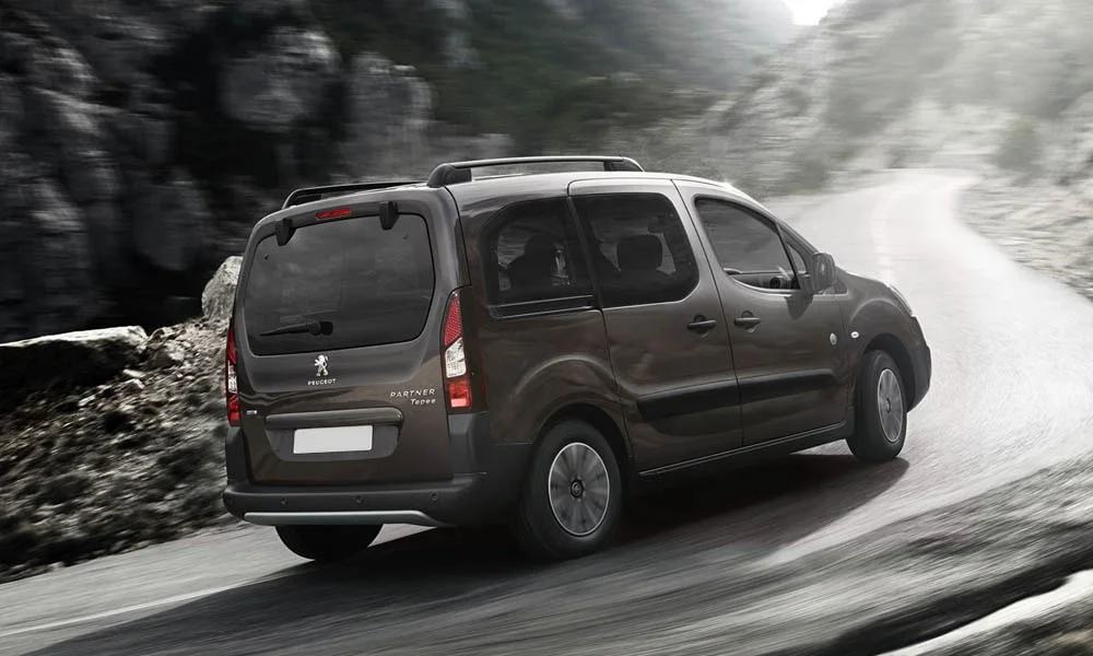 Фото Peugeot Partner Crossway — вид сзади, фото 5. Коричневый кузов сзади — фонари и бампер определяют ночной образ модели. Насадки выхлопа или их имитация внизу бампера различают версии Peugeot Partner Crossway — вид сзади, фото 5