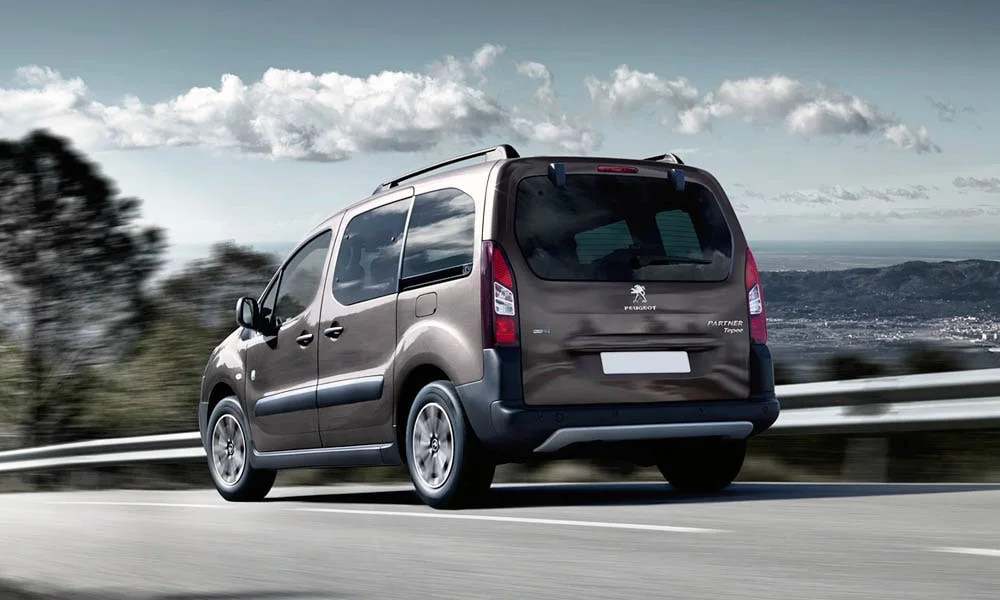 Фото Peugeot Partner Crossway — вид сзади, фото 8. Графика фонарей, бампер и оформление пятой двери. Насадки выхлопа или их имитация внизу бампера различают версии Peugeot Partner Crossway — вид сзади, фото 8