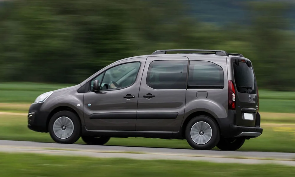 Фото Peugeot Partner Crossway — вид сзади, фото 9. Линия крыши, стойки и задняя дверь в сером исполнении Peugeot Partner Crossway — вид сзади, фото 9