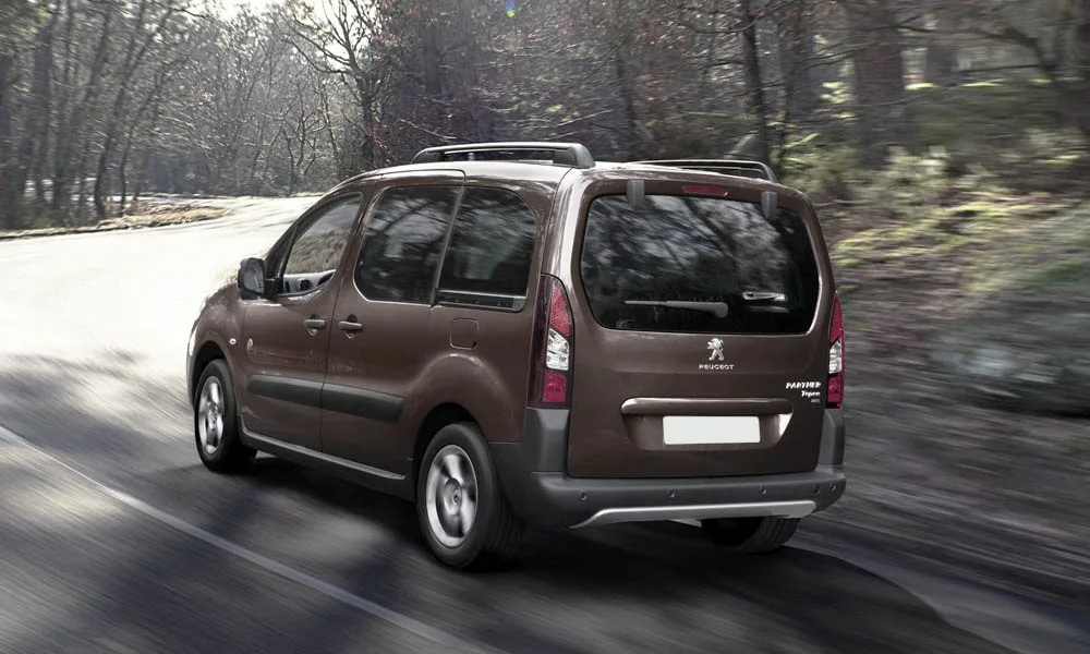 Фото Peugeot Partner Crossway — вид сзади, фото 10. Корма в коричневом цвете: графика фонарей и пластика пятой двери. Светодиодная полоса или раздельные секции — задняя оптика стала главным украшением кормы Peugeot Partner Crossway — вид сзади, фото 10