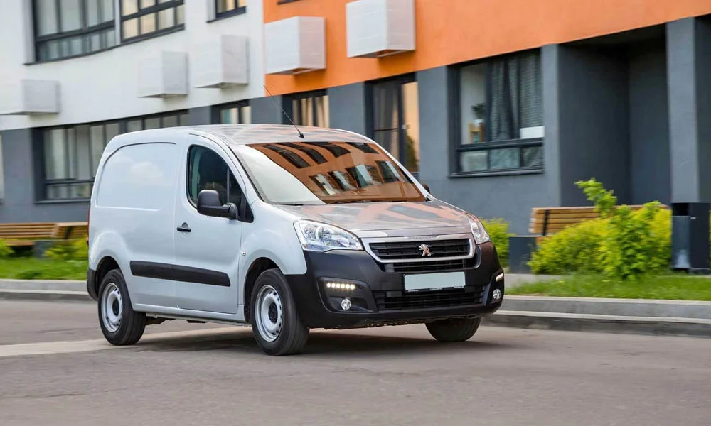 Фото Peugeot Partner — вид спереди, фото 4. Анфас: пропорции капота, посадка кузова и графика ходовых огней. Рисунок ходовых огней — подпись модели, по нему её узнают в потоке Peugeot Partner — вид спереди, фото 4