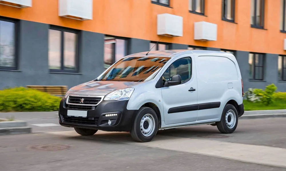 Фото Peugeot Partner — вид спереди, фото 5. Оптика, решётка и бампер — первое впечатление о модели. Дневные ходовые огни включаются автоматически с запуском Peugeot Partner — вид спереди, фото 5