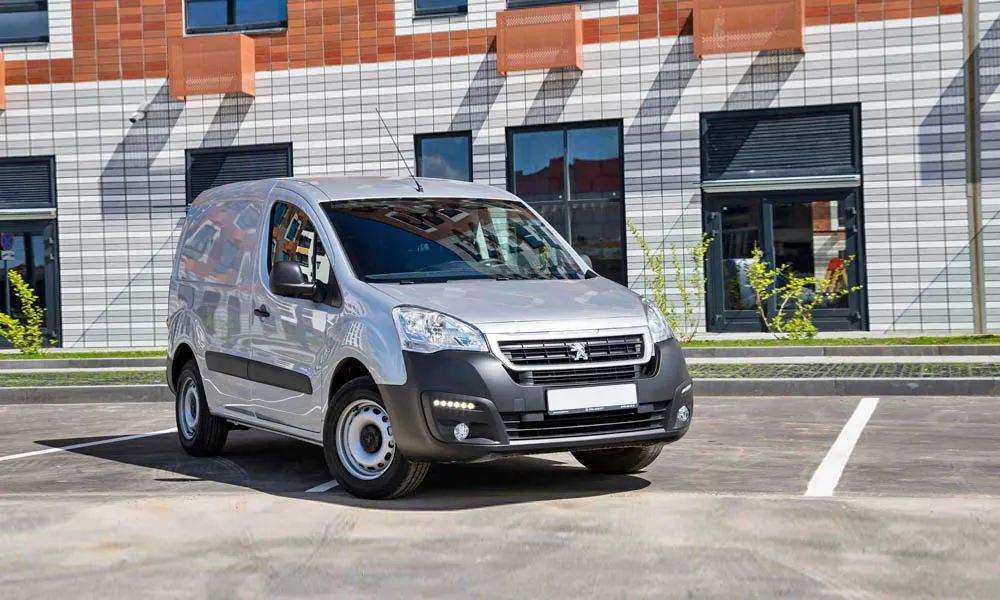 Фото Peugeot Partner — вид спереди, фото 6. Оптика, решётка и бампер — первое впечатление о модели Peugeot Partner — вид спереди, фото 6