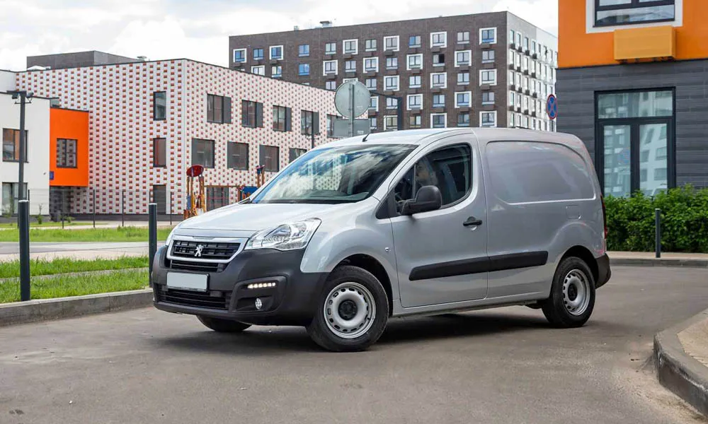 Фото Peugeot Partner — вид спереди, фото 7. Передок в сером исполнении — крупная светотехника и выразительный бампер Peugeot Partner — вид спереди, фото 7