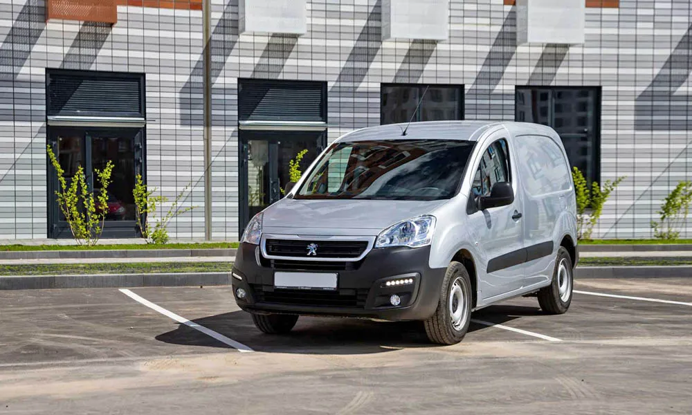 Фото Peugeot Partner — вид спереди, фото 8. Оптика, решётка и бампер — первое впечатление о модели. Дневные ходовые огни включаются автоматически с запуском Peugeot Partner — вид спереди, фото 8
