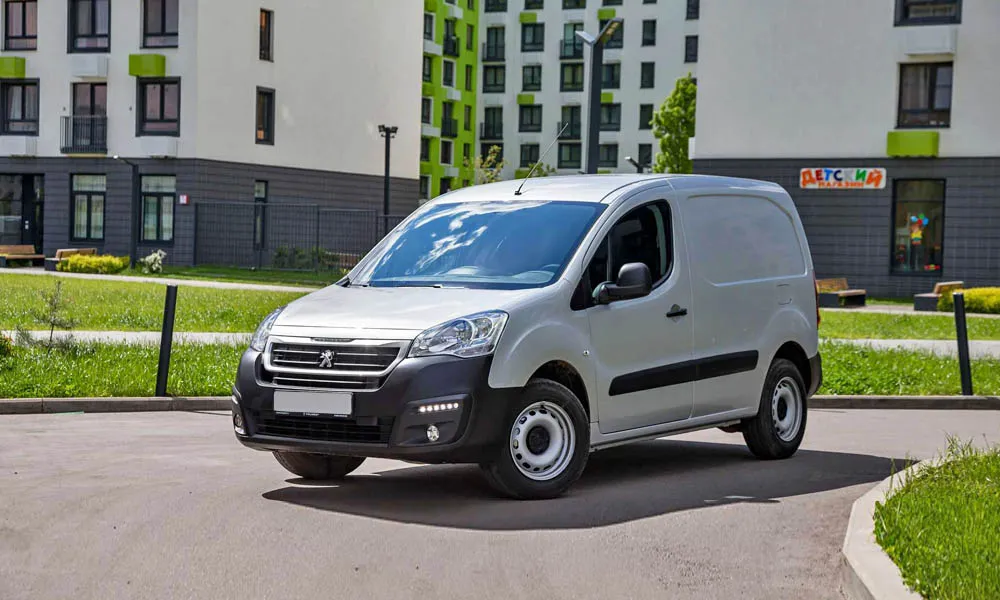Фото Peugeot Partner — вид спереди, фото 9. Анфас: пропорции капота, посадка кузова и графика ходовых огней Peugeot Partner — вид спереди, фото 9
