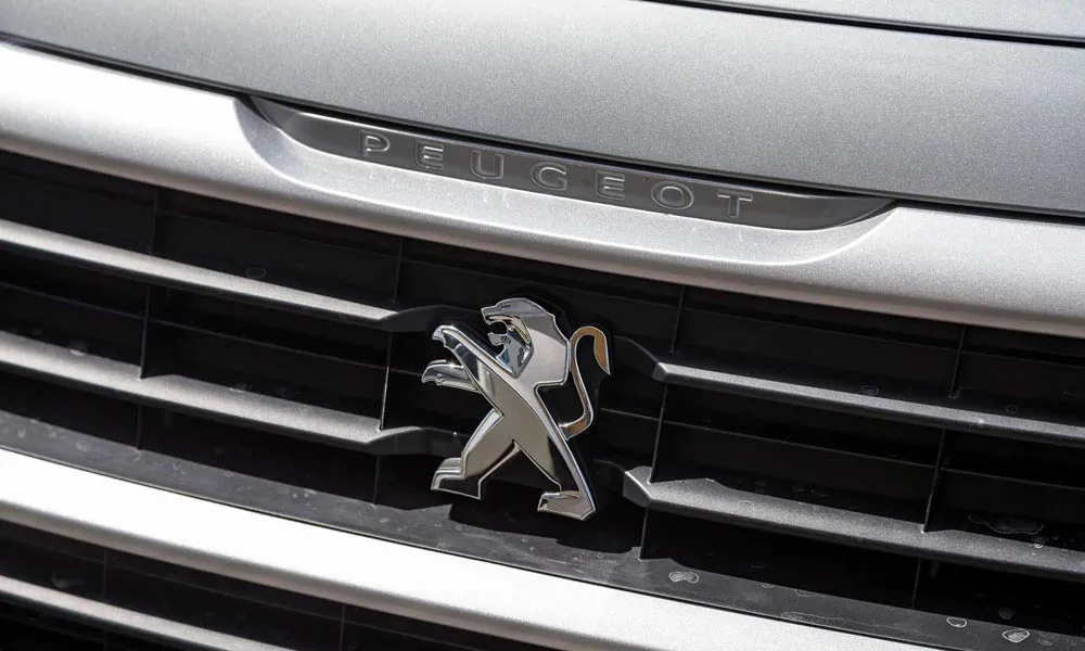 Фото Peugeot Partner — решётка радиатора. Рисунок решётки: сетка, ламели или глухая панель у электроверсий. Активные жалюзи за решёткой закрываются на трассе ради аэродинамики — есть у ряда моделей Peugeot Partner — решётка радиатора