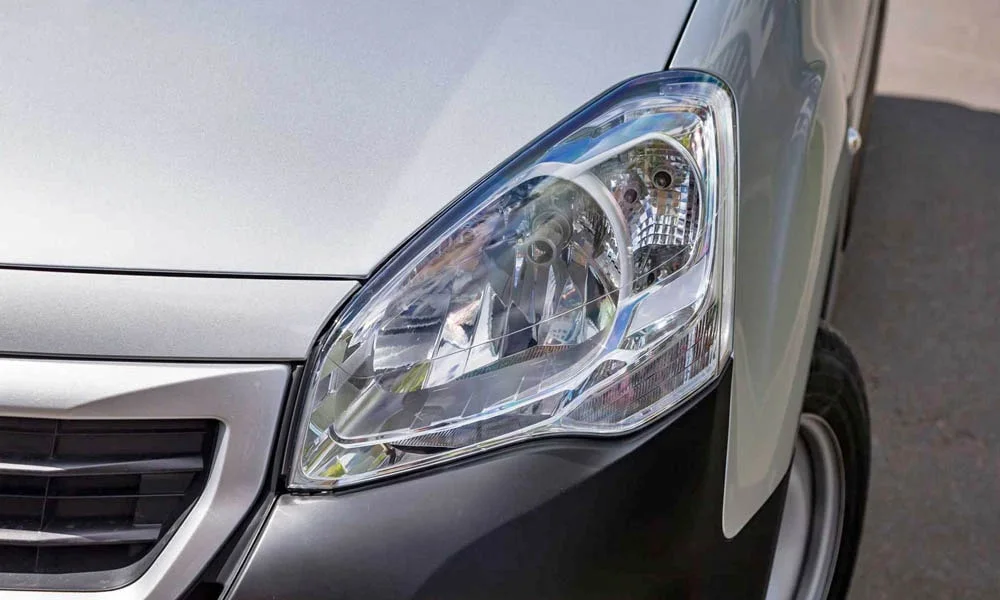 Фото Peugeot Partner — передняя оптика. Линзы и секции ходовых огней крупным планом. Автоматический дальний свет сам переключается при встречном разъезде — есть у ряда версий Peugeot Partner — передняя оптика