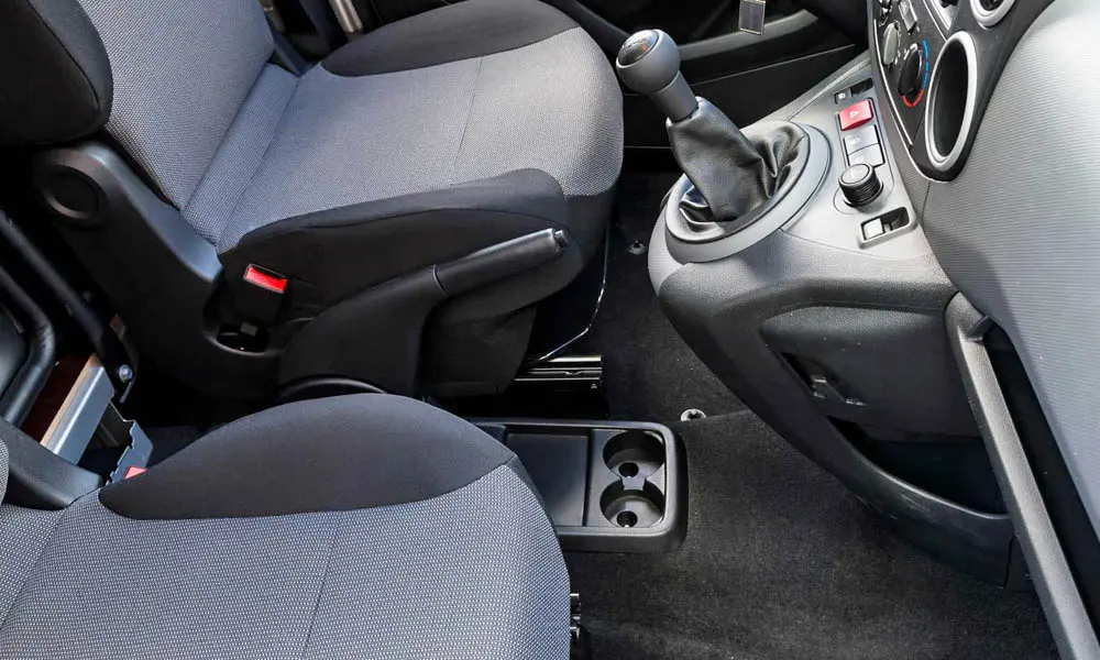 Фото Peugeot Partner — интерьер, фото 3. Общий план салона: архитектура панели, консоль и кресла. Светлая гамма зрительно расширяет салон, тёмная — практичнее в уходе Peugeot Partner — интерьер, фото 3