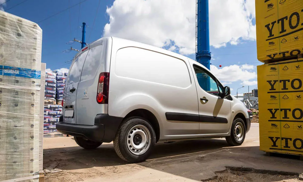 Фото Peugeot Partner — вид сзади, фото 2. Серебристый кузов сзади — фонари и бампер определяют ночной образ модели. Насадки выхлопа или их имитация внизу бампера различают версии Peugeot Partner — вид сзади, фото 2