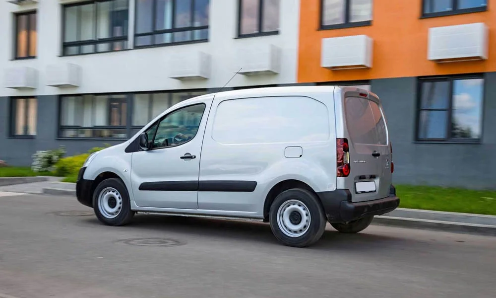 Фото Peugeot Partner — вид сбоку, фото 3. Профиль кузова: колёсная база, свесы и линия остекления Peugeot Partner — вид сбоку, фото 3