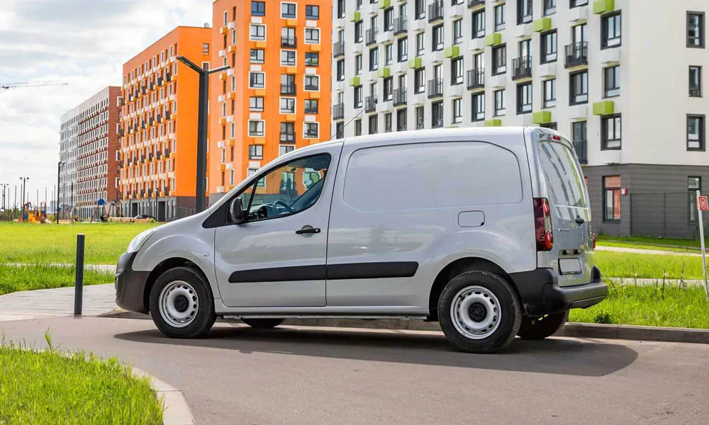 Фото Peugeot Partner — вид сбоку, фото 4. Профиль кузова: колёсная база, свесы и линия остекления Peugeot Partner — вид сбоку, фото 4